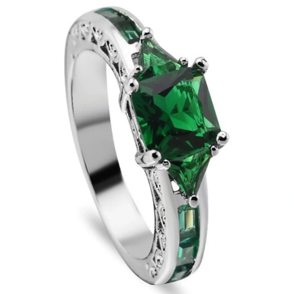 New Woman’s Stamped S925 Sterling Silver Floral Celtic 10CT Emerald Ring